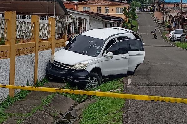 El hombre malherido fue trasladado rápidamente a las instalaciones del cuarto de urgencias de la Caja de Seguro Social. Foto. Diomedes Sánchez