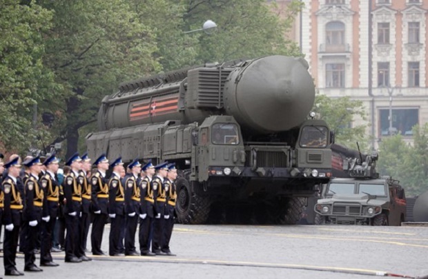 Un misil nuclear estratégico RS-24 Yars ruso en un desfile militar en la Plaza Roja de Moscú. Foto: EFE/Yuri Kochetkov/ Archivo