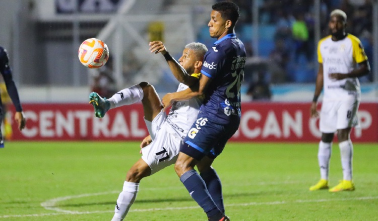 Denis Meléndez del Motagua (zaul) disputa el balón con Víctor Ávila del CAI. Foto:EFE