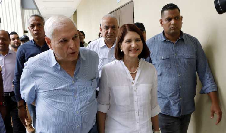 Ricardo Martinelli junto a Marta Linares de Martinelli, ayer en el Tribunal Electoral. Víctor Arosemena.