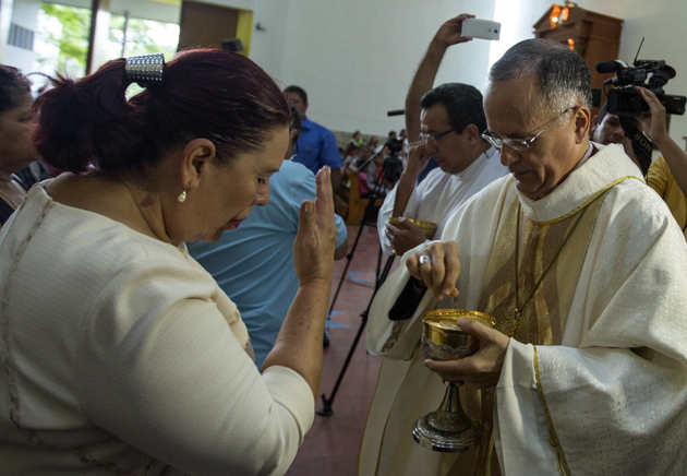 El exiliado obispo auxiliar de Managua, Silvio José Báez, y la investigadora Martha Patricia Molina, presentan nuevas denuncias en Nicaragua. Foto: EFE