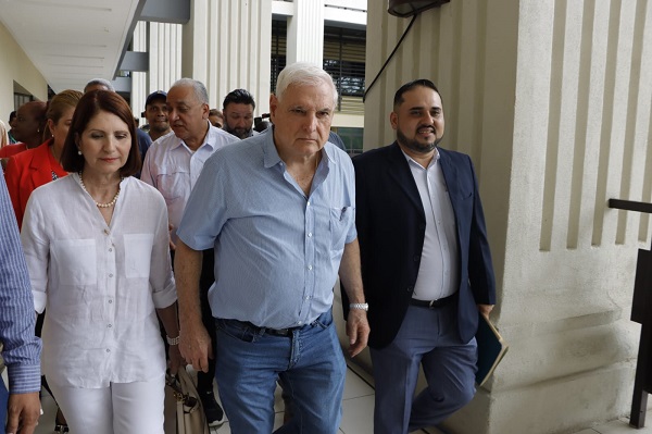 Ricardo Martinelli y Marta Linares acuden al Tribunal Electoral.