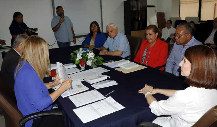 Momento en que la señora Marta Linarres de Martinelli, hace entrega de la documentación ante Organización Electoral. Víctor Arosemena. 