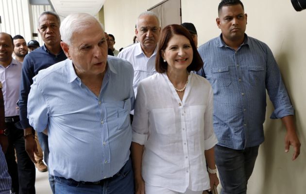 Ricardo Martinelli y su candidata a la vicepresidencia Marta Linares de Martinelli, acudieron hoy al Tribunal Electoral. Foto: Víctor Arosemena