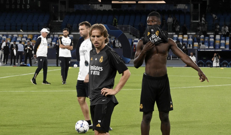 Luka Modric (cent.) y Eduardo Camavinga (der.) en los entrenamientos del Real Madrid. Foto: EFE 