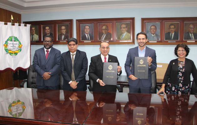 Firma del contrato con la empresa Técnicos y Proyectos S.A. (TYPSA). Foto: Cortesía UP