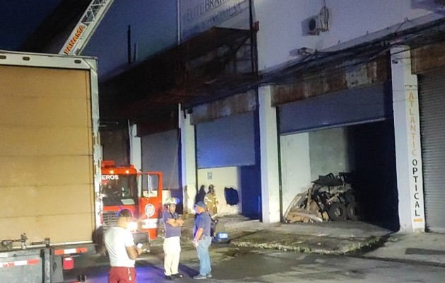 Los bomberos de Colón atendieron el fuego en esta empresa de la zona franca. Diomedes Sánchez