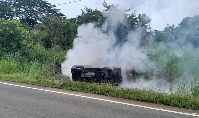  Llevaban recipientes con gasolina, lo que pudo provocar que el vehiculo se incendiara. Foto: Thays Domínguez