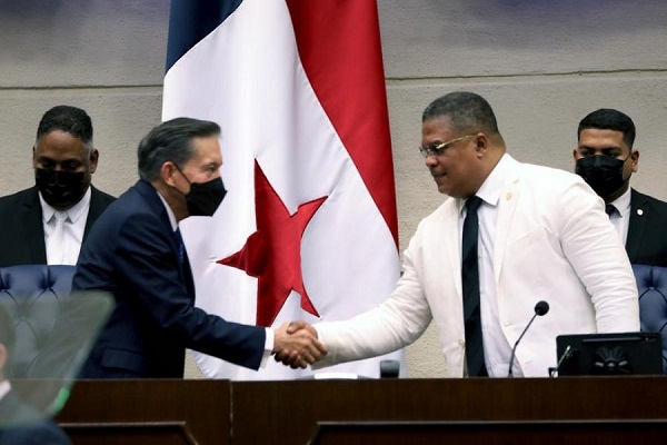 El presidente Laurentino Cortizo estrecha la mano de Jaime Vargas en su toma de posesión el pasado 1 de julio. Foto: Archivo
