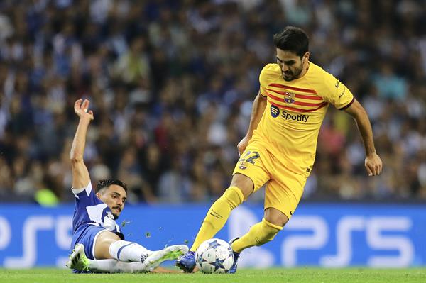 Joao Mario del Oporto disputa un balón contra Gundogan del Barcelona. Foto: EFE