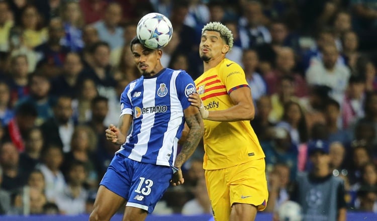 Galeno del Oporto de Portugal rechaza el balón ante el acecho de Ronald Araujo del Barcelona. Foto: EFE