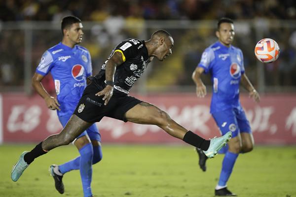 Carlos Small (cent.) anotó los dos goles del CAI contra el Motagua. Foto: EFE