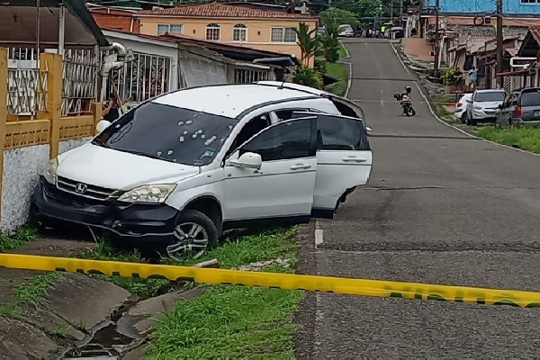 En este incidente resultó herido con un rozón de bala en la cabeza un hombre que manejaba, un vehículo tipo camioneta color blanco, marca Honda. Foto. Archivo