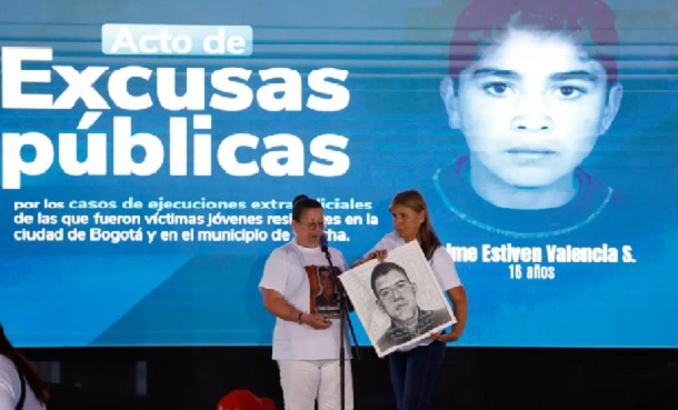 María Ubilerma Sanabria (i), madre de Jaime Estiven Valencia, víctima de falso positivo, habla en un acto de excusas públicas por parte del Estado. Foto: EFE