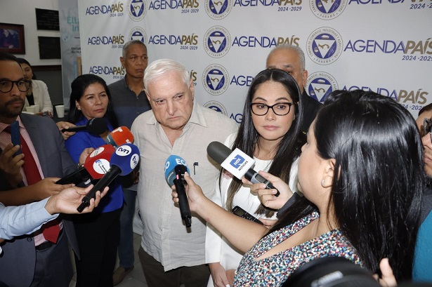 Ricardo Martinelli coincidió con Zulay Rodríguez en un foro de la Cámara de Comercio. Foto: Víctor Arosemena