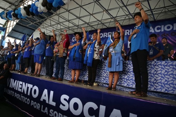 El expresidente Evo Morales (derecha) participa junto a la directiva del Movimiento Al Socialismo, en el congreso del partido de gobierno en Lauca Ñ. Foto: EFE