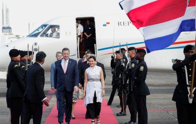 El presidente de Costa Rica, Rodrigo Chaves, es recibido por la Canciller de Panamá, Janaina Tewaney. Foto: EFE