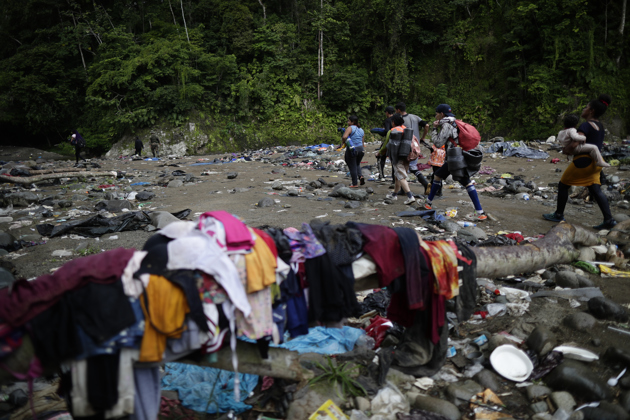 Entre enero de 2021 e inicios de este mes de octubre han cruzado la selva más de 784,000 personas. Foto: EFE