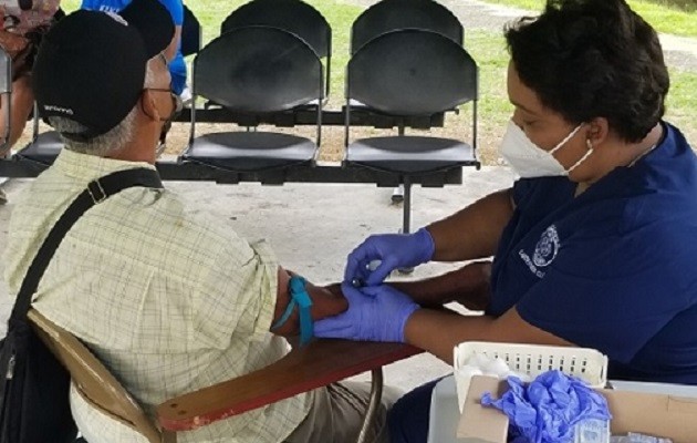 La prueba de sangre debe ir acompañado del examen de tacto rectal. Foto: Diomedes Sánchez 