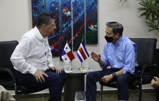 Rodrigo Chaves y Laurentino Cortizo se reunieron en el salón diplomático del Aeropuerto Marcos A. Gelabert, de Albrook. Foto: Cortesía