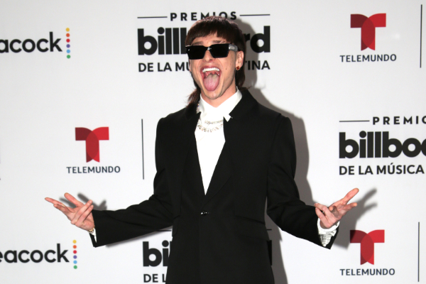 Peso Pluma posa en la alfombra azul de los Premios Billboard de la Música Latina. Foto:  EFE/ Marlon Pacheco