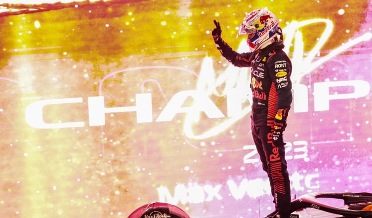 Max Verstappen, celebra que se coronó matemáticamente campeón en la Fórmula Uno, su tercer título consecutivo. Foto: EFE
