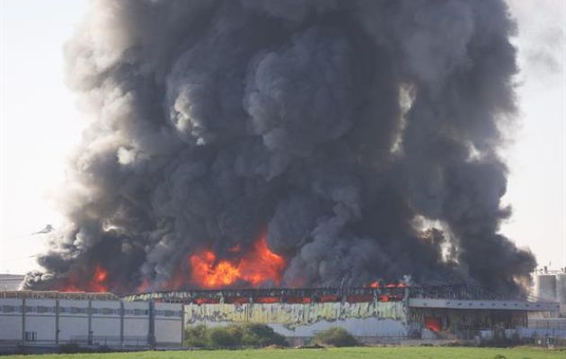 Una estructura en llamas tras un impacto directo en la ciudad israelí de Gedera. Foto: EFE