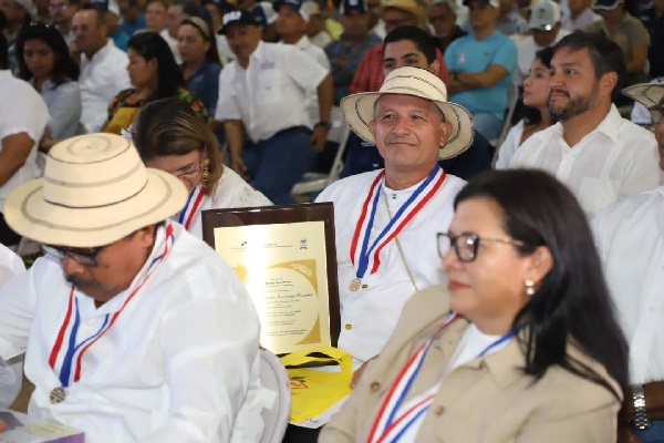 En un acto celebrado en los terrenos de la Feria Internacional de Azuero, se premió a productores y profesionales del sector agro. Foto. Thays Domínguez
