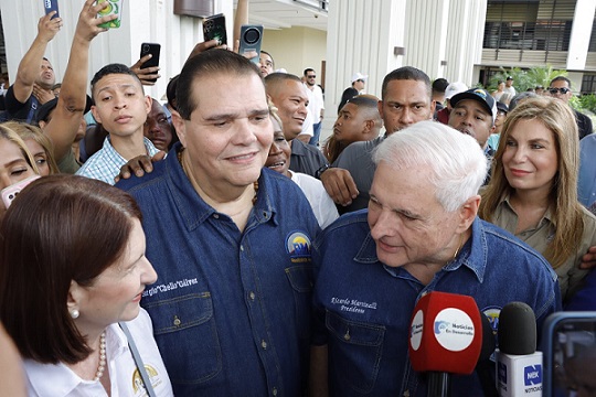 Marta Linares, Sergio Gálvez y Ricardo Martinelli. Víctor Arosemena.