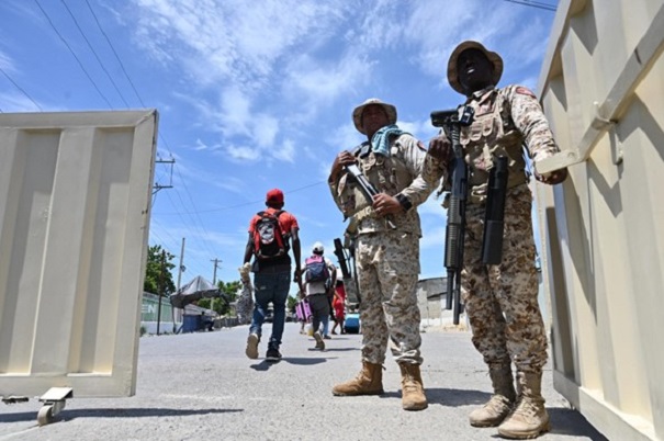 Militares dominicanos vigilan la frontera en Dajabón (República Dominicana). Foto: EFE/Jorge Báez