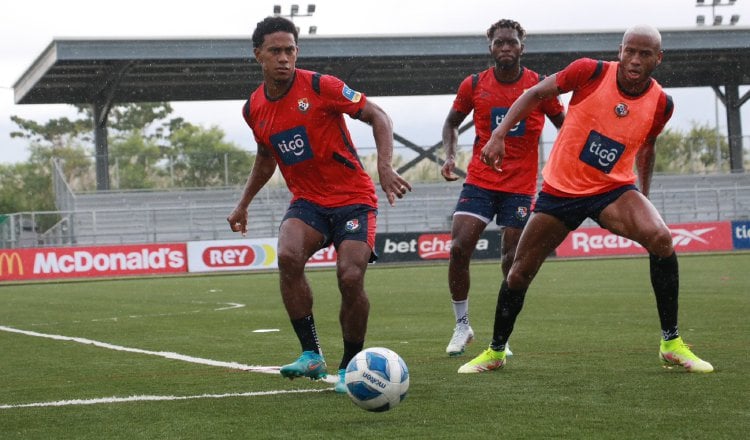 Yoel Bárcenas (izq.), Alfredo Stephens (der.) y atrás José Luis "Puma" Rodríguez en los entrenamientos de la selección. Foto: Fepafut