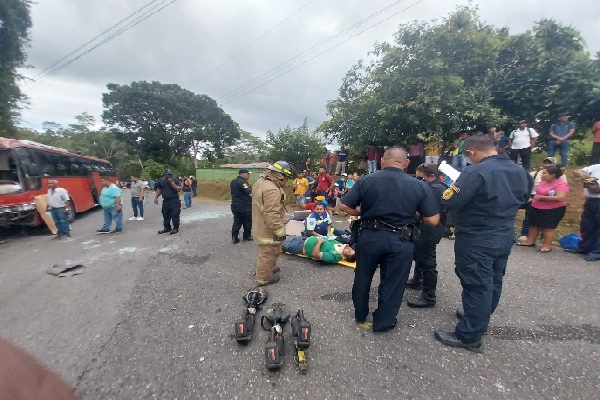 Unidades de los bomberos prestaron los primeros auxilios a los heridos, que posteriormente fueron trasladados en cinco ambulancias de la CSS y autos particulares hacia el hospital de Almirante. Foto. Cortesía. Cuerpo de Bomberos