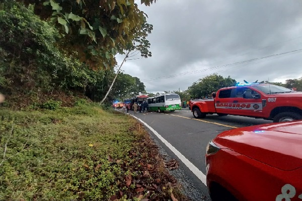 Los buses implicados en este accidente de tránsito son modelo, coaster y una nevera. Foto. Cortesía Cuerpo de Bomberos