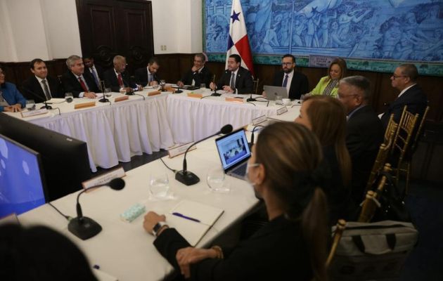  La mesa técnica, liderada por el vicepresidente de la República, José Gabriel Carrizo, analiza, observa y recomienda al presidente, Laurentino Cortizo Cohen, que toma la decisión. Foto: Cortesía