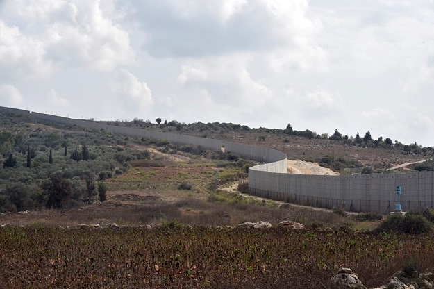 Vista del muro que separa la frontera entre Israel y Líbano desde la aldea de Dhayra, en el sur del Líbano. Foto: EFE/Wael Hamzeh