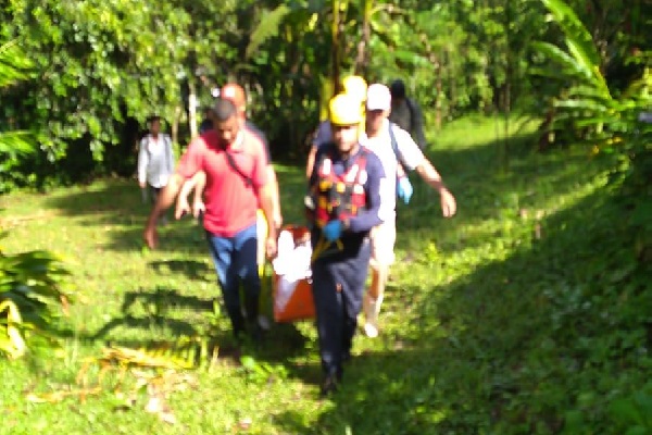 Personal del Ministerio Público procedió al levantamiento del cadáver e inició las investigaciones de este caso. Foto. Cortesía. Sinaproc