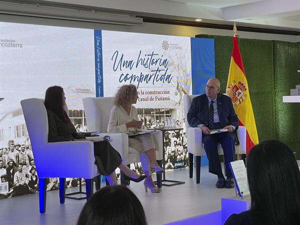 La historiadora española Susana Cabezas (c) y el panameño Ricardo Gago (d) participan en una rueda de prensa para presentar el libro