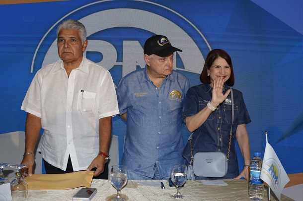 José Raúl Mulino junto a Ricardo Martinelli y Marta Linares de Martinelli. Foto: Víctor Arosemena