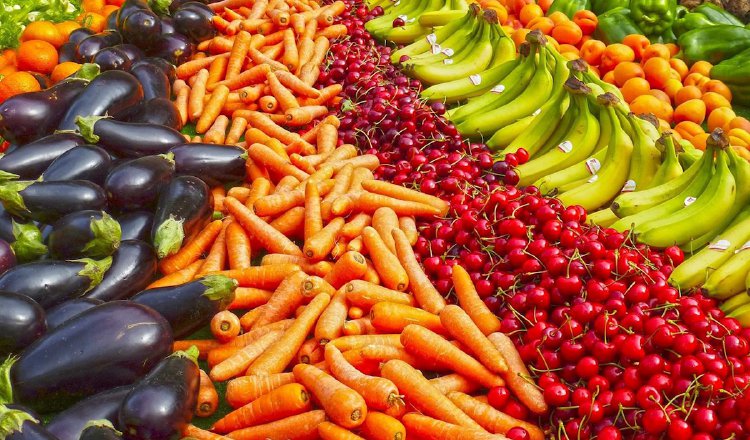 Muchísimos productos, frutas diversas, vegetales, hortalizas, legumbres, alimentos que en su forma natural sí tienen un valor nutricional importante.