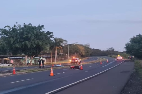 Quienes estaban en la carretera, reportaron que el conductor de la camioneta venía en el sentido contrario desde varios kilómetros antes. Foto. Thays Domínguez