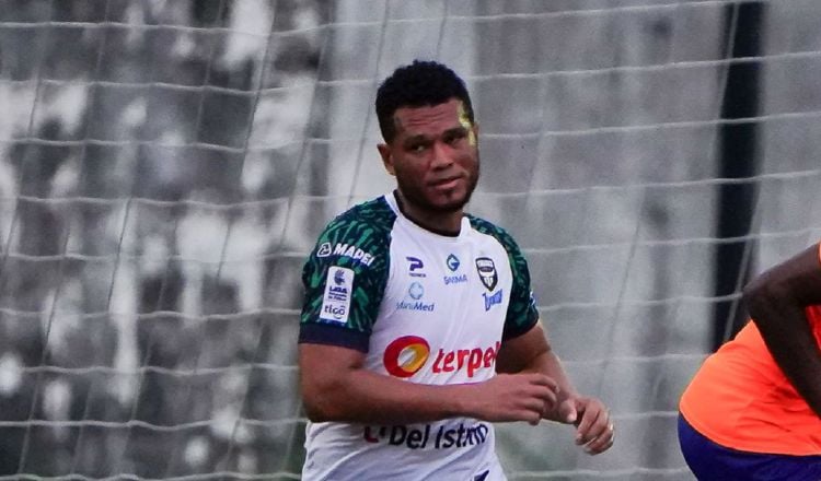 Rolando 'Toro' Blackburn anotó el tercer gol del Tauro ante Potros del Este. Foto: LPF