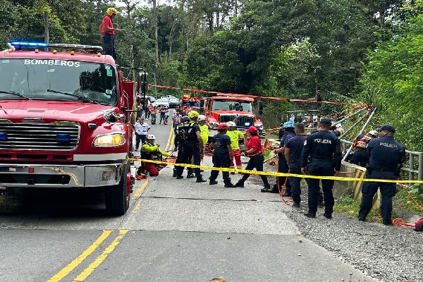 Los bomberos y la ONG SAR realizaron las labores de rescate del cuerpo. Foto. José Vásquez