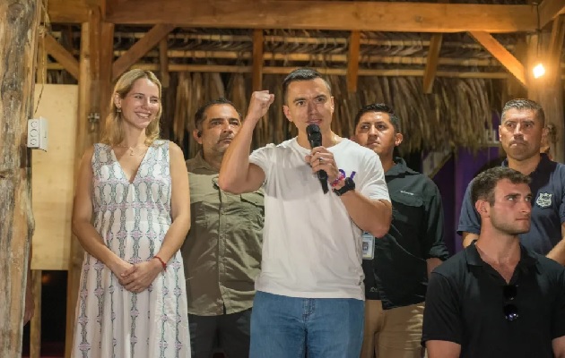 El candidato Daniel Noboa, junto a su esposa Lavinia Valbonesi, habla tras ganar las elecciones presidenciales 2023. Foto: EFE