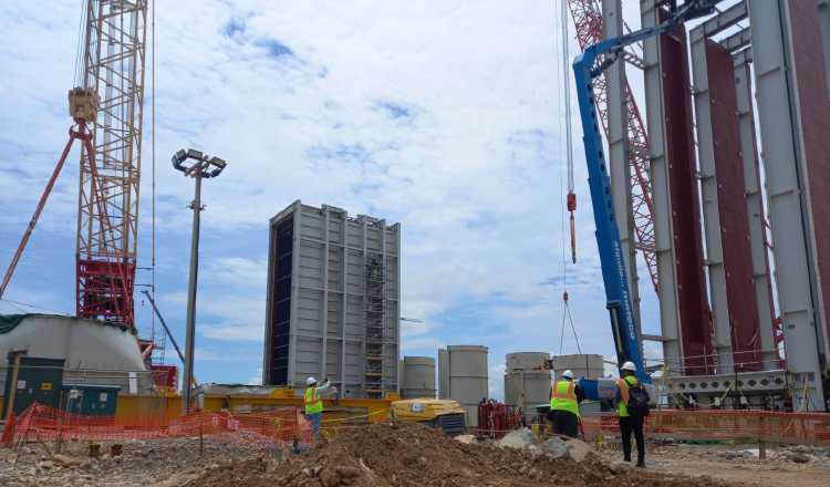 The electrical capacity remains stable despite high consumption