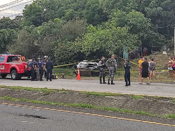 El cuerpo de la víctima quedó atrapado dentro del vehículo accidentado. Foto: Eric A. Montenegro