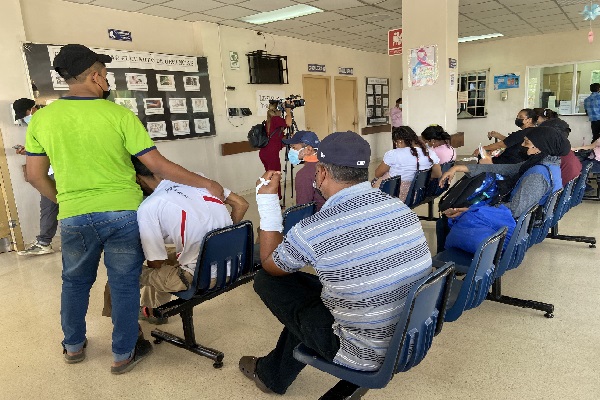 Sergio Salazar, director del cuarto de urgencias, dijo que los pacientes, al ser hospitalizados deben esperar por horas ante la indisponibilidad de camas en estas salas.Foto. Eric Montenegro