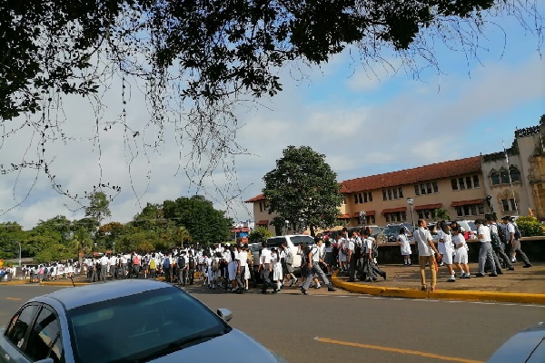 Hay varios grupos de estudiantes que están recibiendo clases por módulos o virtualmente para prevenir cualquier situación de riesgo porque hay áreas de mucho peligro en este plantel educativo porque se están desprendiendo. Foto. Melqíades Vásquez