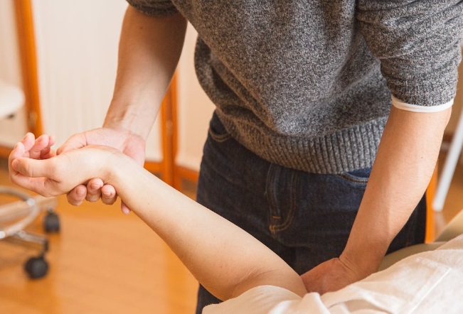 Las mujeres son más propensas a padecer osteoporosis debido a la acelerada pérdida de densidad ósea. Foto: Pexels