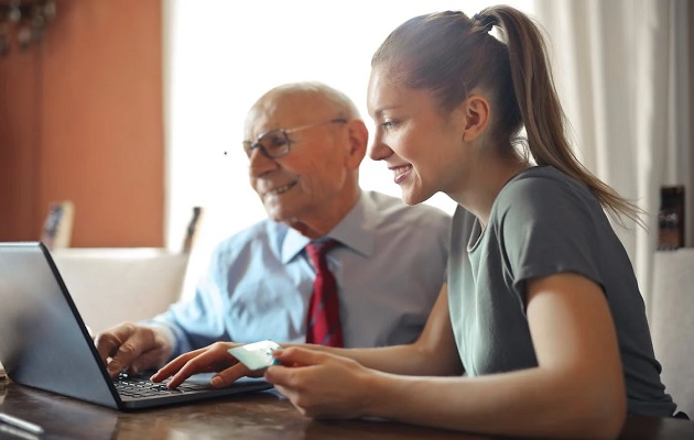 Los equipos diversos donde comparten varias generaciones brindan diferentes puntos de vista. Foto: Pexels