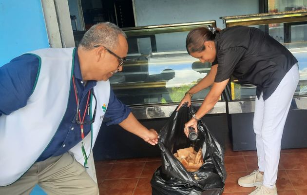 Las autoridades procedieron a destruir los alimentos. Foto: Cortesía Minsa